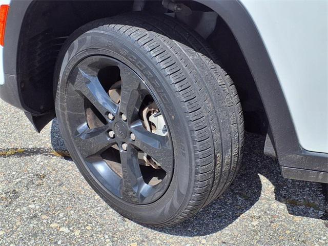 Photo of 2023 Bright White Clearcoat Jeep Grand Cherokee