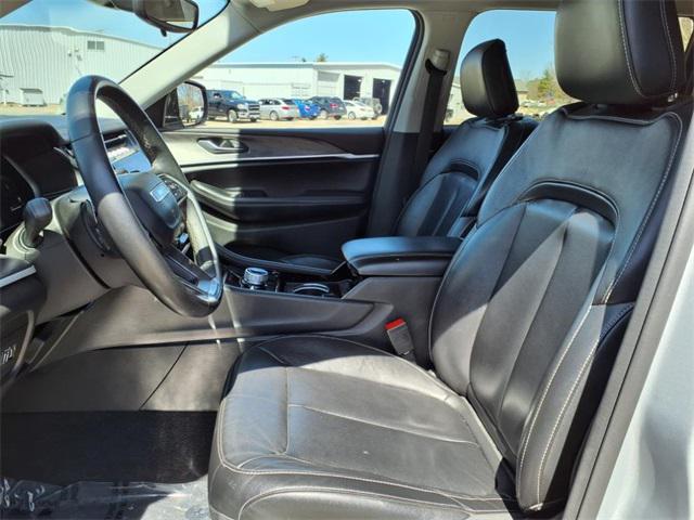 Photo of 2022 Silver Zynith Jeep Grand Cherokee L