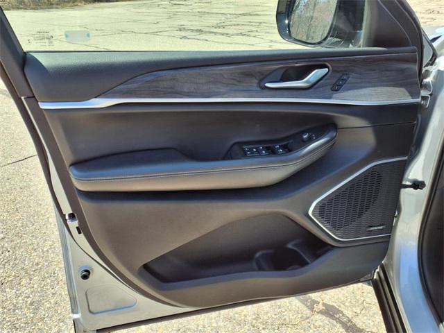 Photo of 2022 Silver Zynith Jeep Grand Cherokee L