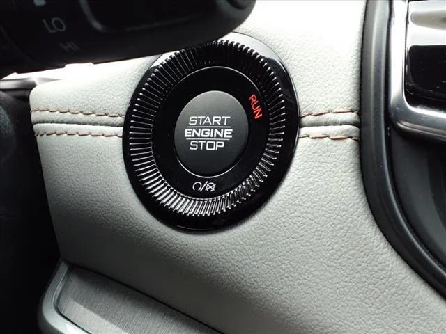 Photo of 2025 Diamond Black Crystal Pearlcoat Jeep Compass