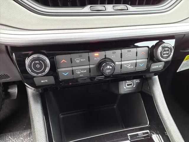 Photo of 2025 Diamond Black Crystal Pearlcoat Jeep Compass