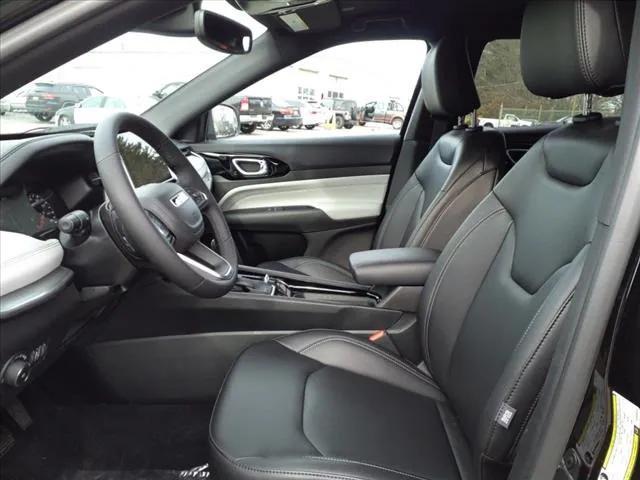 Photo of 2025 Diamond Black Crystal Pearlcoat Jeep Compass