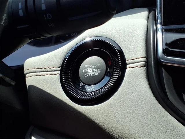 Photo of 2025 Diamond Black Crystal Pearlcoat Jeep Compass