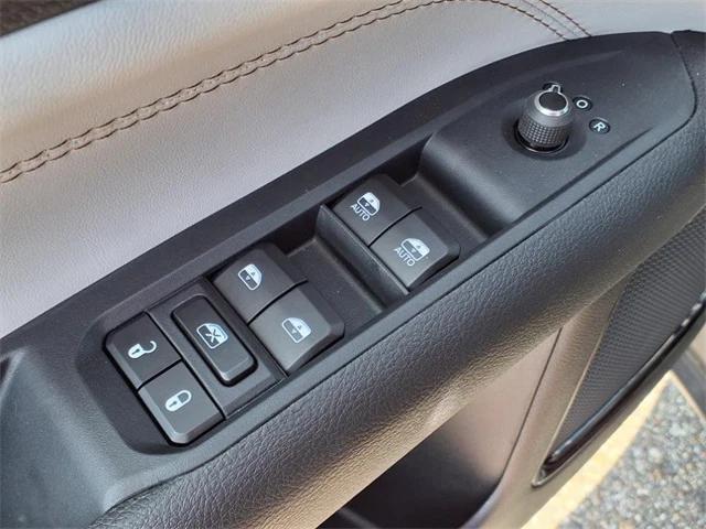 Photo of 2025 Diamond Black Crystal Pearlcoat Jeep Compass