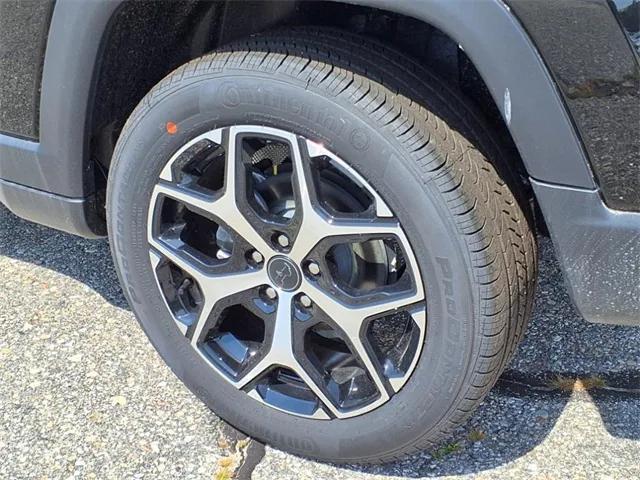 Photo of 2025 Diamond Black Crystal Pearlcoat Jeep Compass