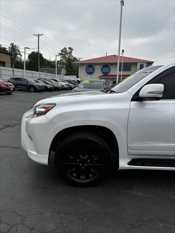 Photo of 2017 White Lexus GX 460