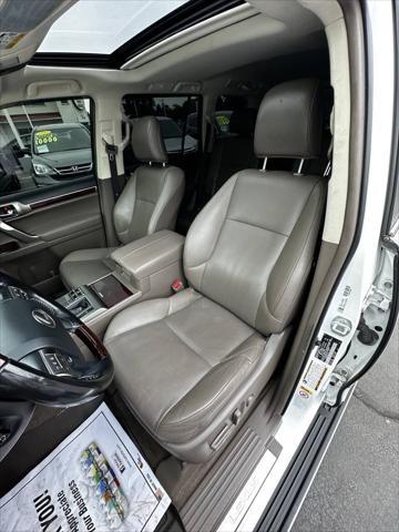 Photo of 2017 White Lexus GX 460