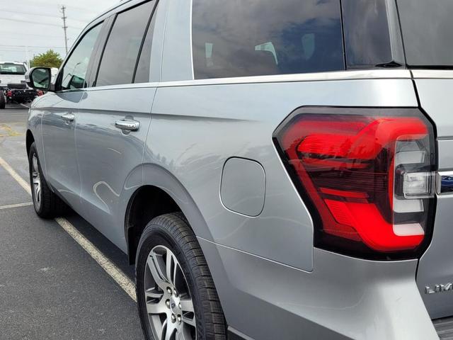 Photo of 2023 ICONIC SILVER METALLIC Ford Expedition