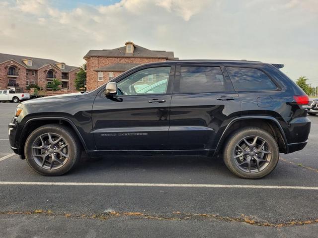 Photo of 2021 Diamond Black Crystal Pearlcoat Jeep Grand Cherokee