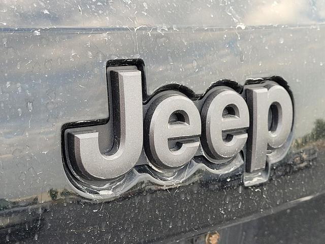 Photo of 2021 Diamond Black Crystal Pearlcoat Jeep Grand Cherokee