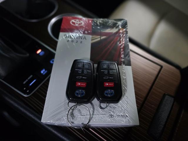 Photo of 2022 Midnight Black Metallic Toyota Sienna