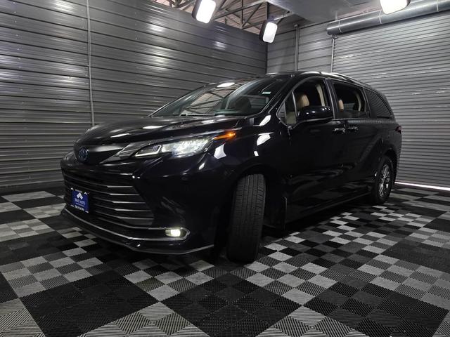 Photo of 2022 Midnight Black Metallic Toyota Sienna