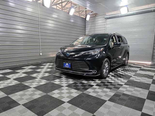 Photo of 2022 Midnight Black Metallic Toyota Sienna
