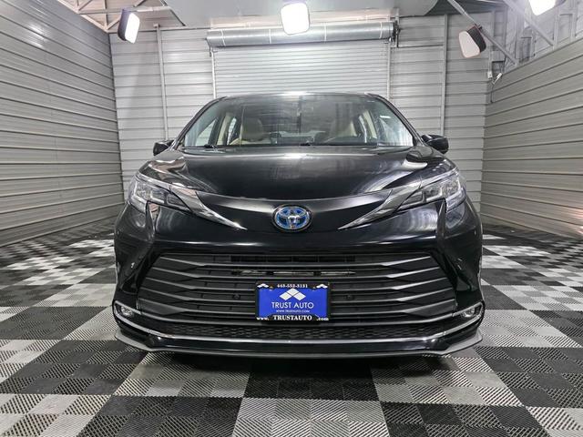 Photo of 2022 Midnight Black Metallic Toyota Sienna
