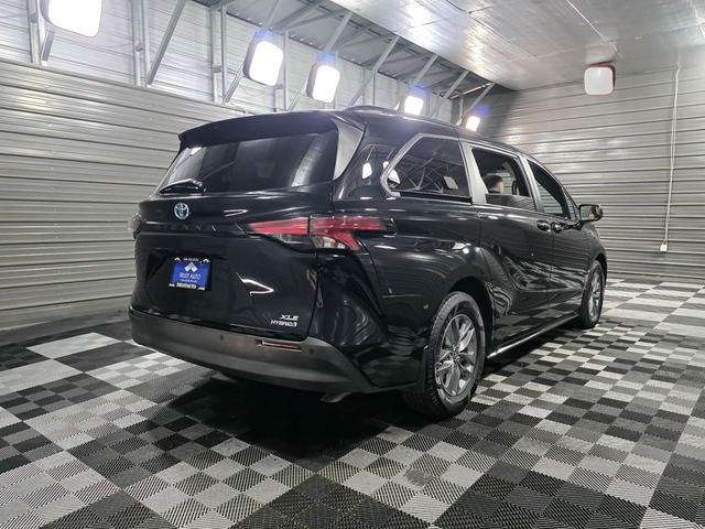 Photo of 2022 Midnight Black Metallic Toyota Sienna