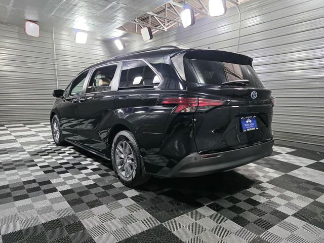 Photo of 2022 Midnight Black Metallic Toyota Sienna