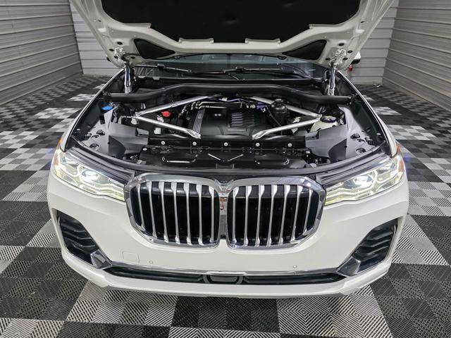 Photo of 2022 Mineral White Metallic BMW X7
