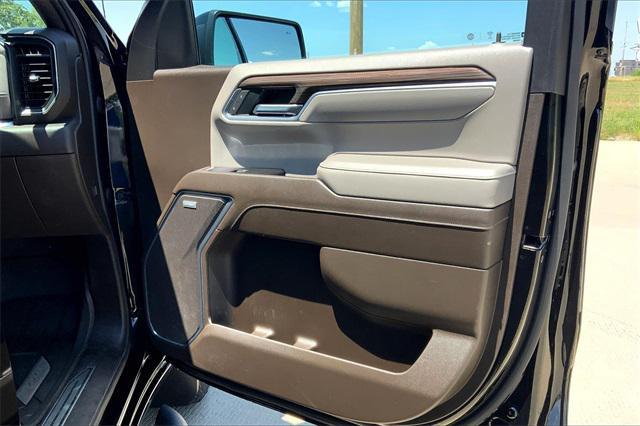 Photo of 2022 Black Chevrolet Silverado 1500