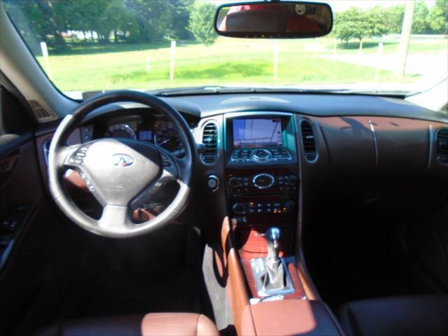 Photo of 2016 White INFINITI QX50