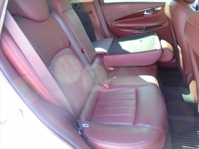 Photo of 2016 White INFINITI QX50