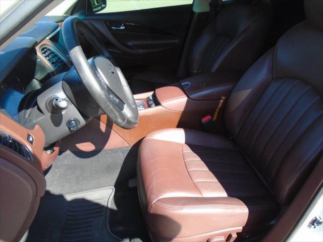 Photo of 2016 White INFINITI QX50