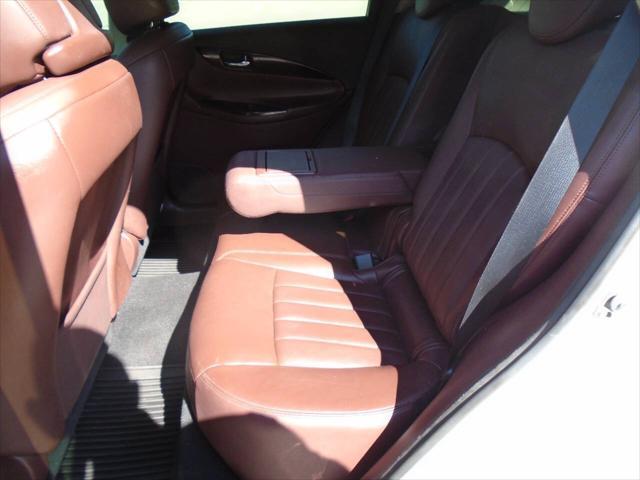 Photo of 2016 White INFINITI QX50
