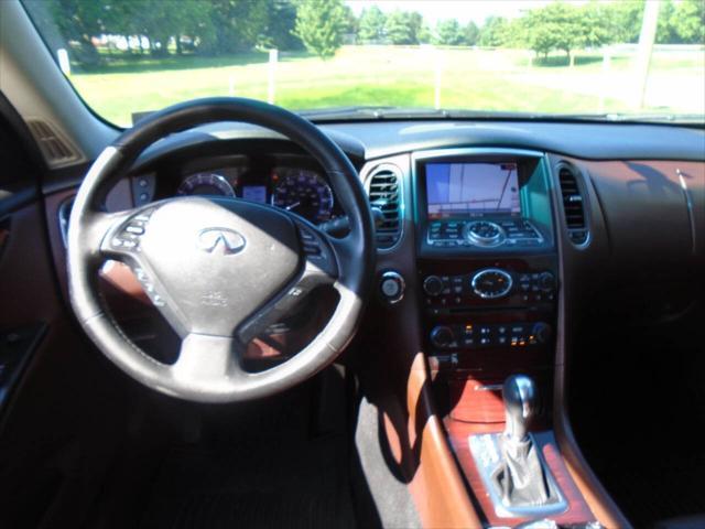 Photo of 2016 White INFINITI QX50