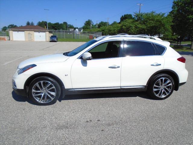 Photo of 2016 White INFINITI QX50
