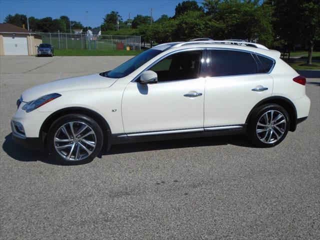 Photo of 2016 White INFINITI QX50