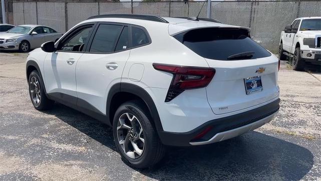 Photo of 2025 Summit White Chevrolet Trax