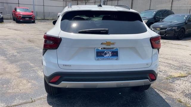 Photo of 2025 Summit White Chevrolet Trax