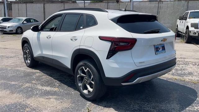 Photo of 2025 Summit White Chevrolet Trax