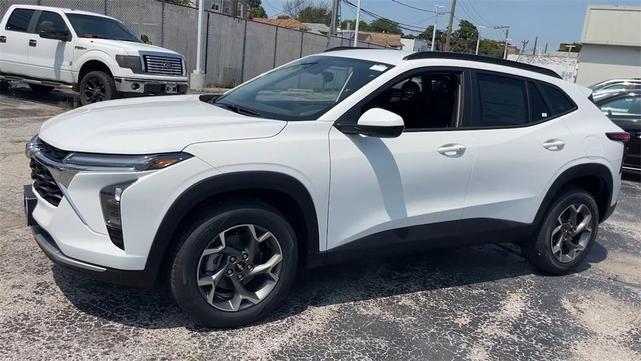 Photo of 2025 Summit White Chevrolet Trax