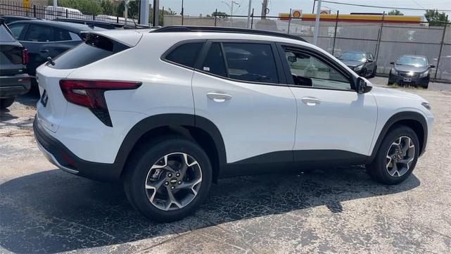 Photo of 2025 Summit White Chevrolet Trax