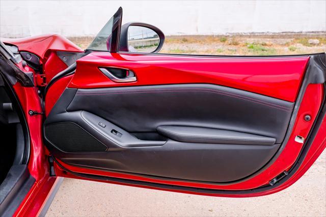 Photo of 2016 Soul Red Metallic Mazda MX-5 Miata