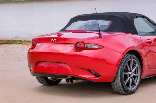 Photo of 2016 Soul Red Metallic Mazda MX-5 Miata