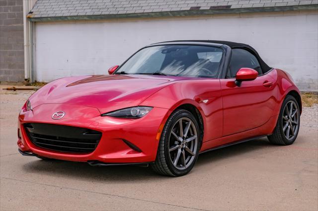 Photo of 2016 Soul Red Metallic Mazda MX-5 Miata