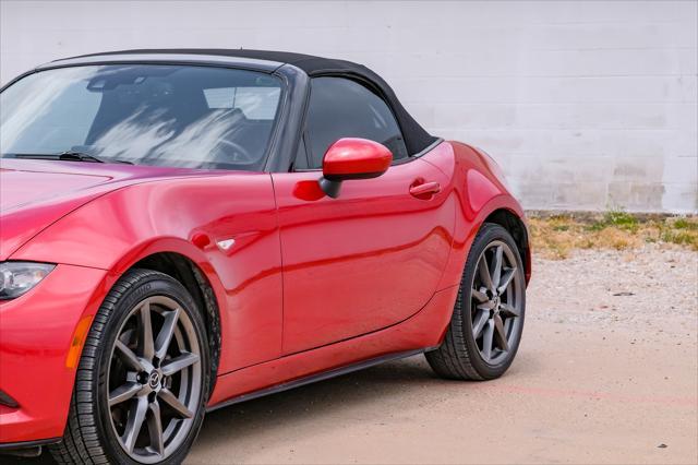Photo of 2016 Soul Red Metallic Mazda MX-5 Miata