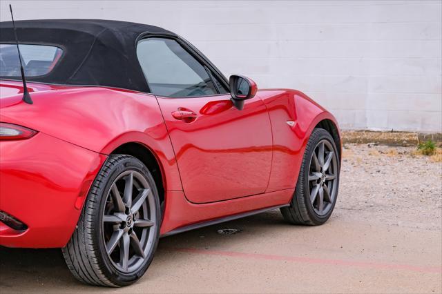Photo of 2016 Soul Red Metallic Mazda MX-5 Miata