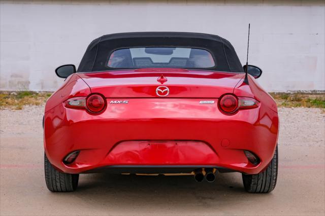 Photo of 2016 Soul Red Metallic Mazda MX-5 Miata