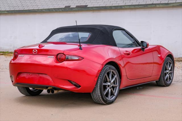 Photo of 2016 Soul Red Metallic Mazda MX-5 Miata