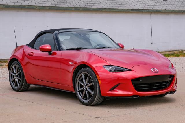 Photo of 2016 Soul Red Metallic Mazda MX-5 Miata