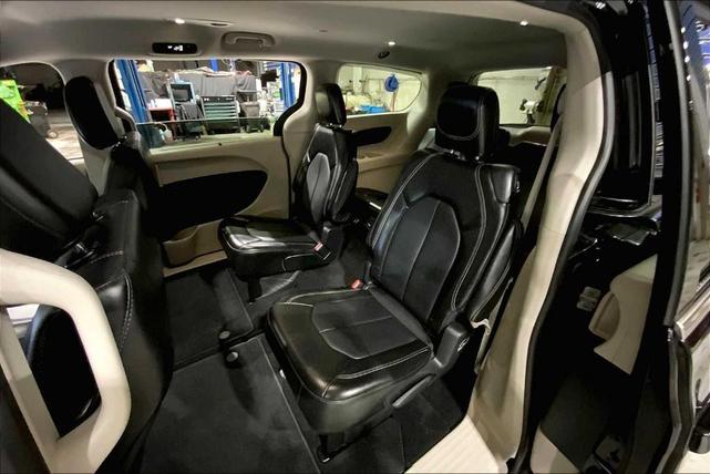 Photo of 2024 Diamond Black Chrysler Pacifica
