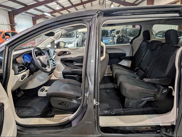 Photo of 2017 Gray Chrysler Pacifica