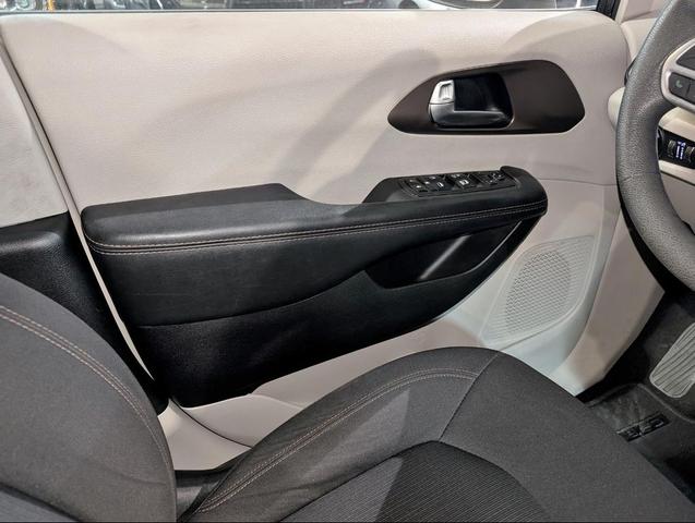 Photo of 2017 Gray Chrysler Pacifica