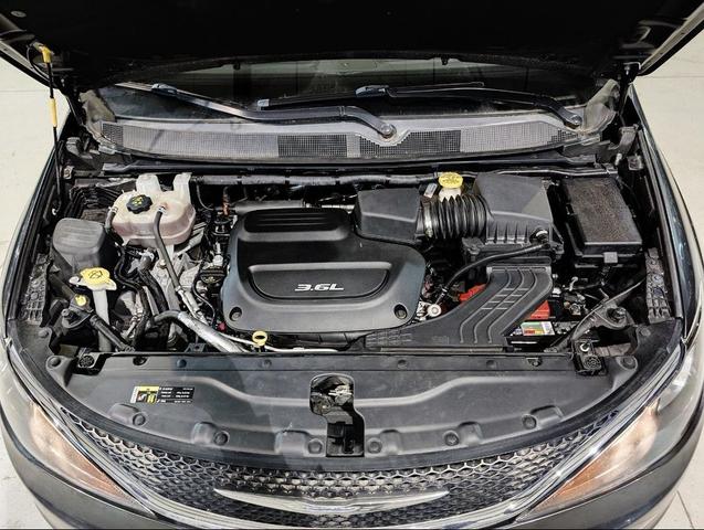 Photo of 2017 Gray Chrysler Pacifica