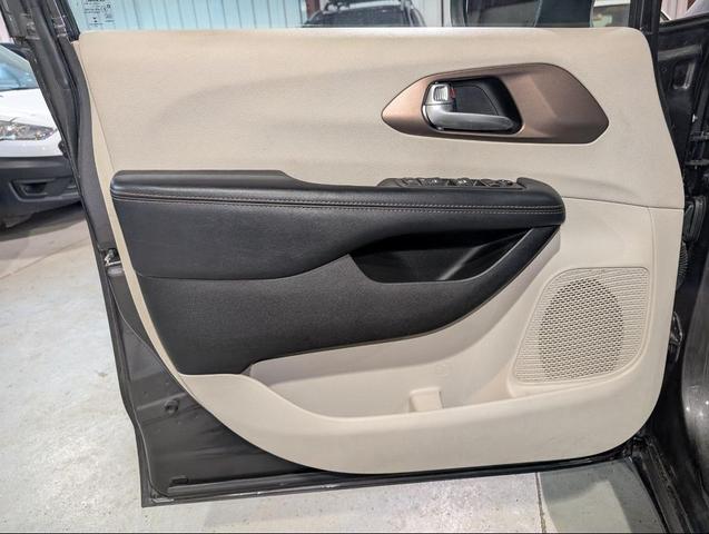 Photo of 2017 Gray Chrysler Pacifica