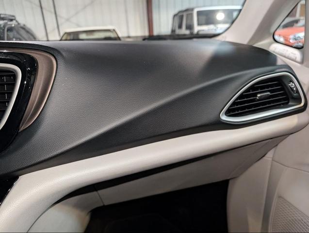 Photo of 2017 Gray Chrysler Pacifica