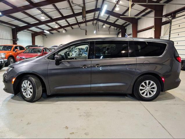 Photo of 2017 Gray Chrysler Pacifica