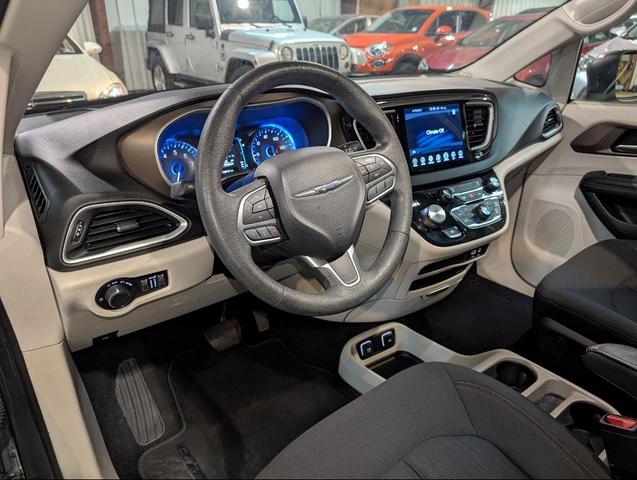 Photo of 2017 Gray Chrysler Pacifica